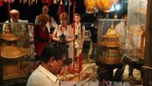 Foreign tourists visit a booth at the previous edition of the craft festival (Photo: VNA)