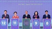 Prime Minister Nguyen Xuan Phuc (C) attends at the groundbreaking ceremony of the first smart city project in Hanoi. (Photo: VNA)