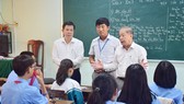 Chairman of the Thua Thien – Hue Province People’s Committee is sharing his thoughts with students and the teacher in class 9/7 of Tran Cao Van Junior High School after the civil education session