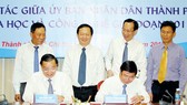 Minister of Science and Technology Chu Ngoc Anh and Chairperson of the HCMC People’s Committee Nguyen Thanh Phong sign a cooperation program. (Photo:Hoang Hung)
