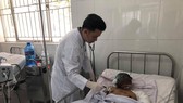 Bác sĩ đang chăm sóc và điều trị cho bệnh nhân