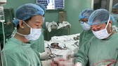 Các bác sĩ tiến hành phẫu thuật cho bệnh nhân