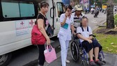Tổ y tế gồm BS và điều dưỡng túc trực sẵn gần điểm thi để hỗ trợ cho bệnh nhân hoàn thành kỳ thi THPT quốc gia