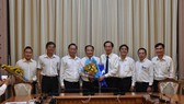 Phó Chủ tịch thường trực UBND TPHCM Lê Thanh Liêm trao quyết định bổ nhiệm Phó Giám đốc Sở Y tế cho bác sĩ Nguyễn Hoài Nam
