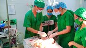 Các bác sĩ đang tiến hành phẫu thuật