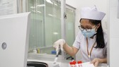Nhân viên y tế đang làm xét nghiệm