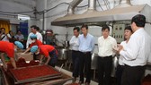 Lực lượng chức năng đang kiểm tra một cơ sở sản xuất khô bò cung ứng tết
