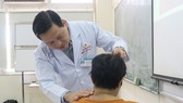 Bác sĩ đang thăm khám cho bệnh nhân
