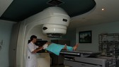 Bác sĩ đang chuẩn bị xạ trị cho bệnh nhân