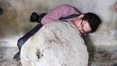 Quảng Ngãi: Phát hiện Tù Và bằng đá, nặng 200kg trên thảo nguyên