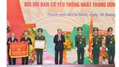 Chủ tịch nước Trần Đại Quang trao danh hiệu Anh hùng Lực lượng vũ trang nhân dân cho Ban Cơ yếu thống nhất Trung ương Cục miền Nam. Ảnh: Việt Dũng