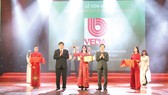 Đại diện Vedan nhận chứng nhận nông nghiệp tiêu biểu sản phẩm phân hữu cơ khoáng Vedagro dạng viên