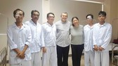 Vợ chồng bác sĩ Edward Charles Kondrot hạnh phúc bên 5 bệnh nhân vừa được cấy ghép giác mạc thành công