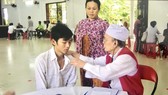 Bác Bảy Bình trong một chuyến khám bệnh, phát thuốc ở vùng sâu vùng xa.
