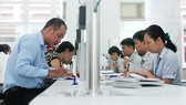 Cán bộ UBND quận 1 TPHCM giải quyết hồ sơ cho người dân