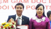Bộ trưởng Bộ Y tế Nguyễn Thị Kim Tiến trao quyết định bổ nhiệm cho PGS.TS Lê Đình Thanh, Phó Giám đốc Bệnh viện Thống Nhất giữ chức vụ Giám đốc Bệnh viện Thống Nhất. Ảnh: VOH