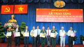 Đồng chí Nguyễn Hữu Hiệp, Trưởng ban Dân vận Thành ủy TPHCM dự và trao Huy hiệu Đảng đợt 2-9 cho 320 đảng viên tại quận Gò Vấp. Ảnh: CTTĐTGV