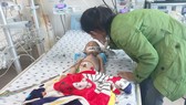 Cháu bé mang nhiều căn bệnh bẩm sinh