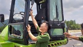 Lực lượng công an khám nghiệm phương tiện bị phá hủy