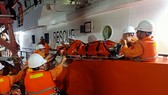 Đưa thuyền viên gặp nạn lên bờ để cứu chữa