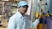 Anh Phan Văn Hây vận hành dây chuyền sản xuất