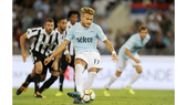 Ciro Immobile (Lazio) sút thắng quả phạt đền vào lưới Juventus ở trận Siêu cúp