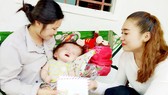 Đại diện Báo SGGP trao chị Hiệp số tiền 41 triệu đồng bạn đọc giúp cháu Phước điều trị bệnh