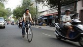 目前,騎自行車上班是許多人的選擇。