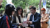 交通運輸部長阮文體直接向家長們宣傳有關參加交通時戴安全帽以保護兒童的必要性。(示意圖源:互聯網)