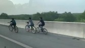 3名少年在本市-隆城-油曳高速公路上騎自行車。(圖源:N.K)