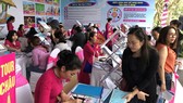 許多遊客在旅遊展上訂購旅程。