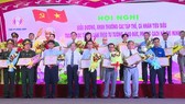 同塔省委昨(17)日舉行向2019年在學習和傚法胡志明的思想、道德、作風中的傑出集體和個人進行表彰、獎勵儀式。(圖源:同塔電視台)
