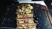 這塊時髦的牛排上覆蓋著24k的金粉。(圖源:互聯網)