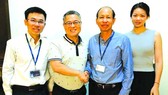 大發餅家總經理許玉林(左二)與華人明隆陶瓷企業家合作。