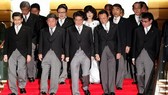 9月11日,在日本東京首相官邸,日本首相安倍晉三(前排中)率閣僚走下樓梯,準備合影。(圖源:新華社)