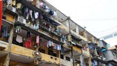 路經在露台上掛滿東西的公寓時,怎不教 路人心跳加速?