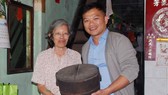 陳麗英老師(左)把放在家裡逾80年歷史的木製飯桶贈送給麒麟(右)。