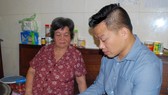 盧麗清(左)向作者贈送她的畢業證書和其丈夫昔日的若干證件。
