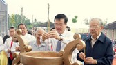 Đồng chí Võ Văn Thưởng thắp hương tại Khu di tích lịch sử địa điểm thành lập Chi bộ An Nam Cộng sản Đảng Cờ Đỏ