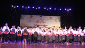 Ban tổ chức trao quà cho các em thiếu nhi vượt khó học giỏi
