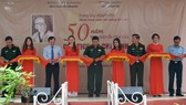 Cắt băng khai mạc triển lãm