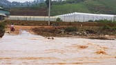 Một người bị lũ cuốn mất tích khi cố di chuyển qua đập tràn