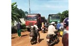 Xe ben, xe trọng tải lớn bị người dân chặn lại.