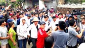Dong Tam residents happily receiving chairman of the Hanoi People’s Committee Nguyen Duc Chung who came to talk with them on April 24 (Photo: SGGP)