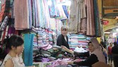 Customers buy scarfs at a stall in Ben Thanh Market, HCMC (Illustrative photo: SGGP)