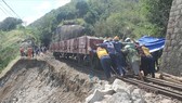 Workers transport soil and stone to repair the rail track in Ca Mountain Pass which has been damaged because of flooding and landslide in the aftermath of Typhoon Damrey (Photo: laodong)