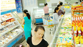 Consumers at a domestic supermarket (Photo: SGGP)