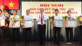 HCMC Party Chief Nguyen Thien Nhan gives certificates of merit to representatives of 24 districts for well fulfilling their budget revenue mission in 2018 on January 3 (Photo: SGGP)