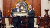 Politburo member and Secretary of the Ho Chi Minh City Party Committee Nguyen Thien Nhan (R) presents a keepsake to US Senator Patrick Leahy, Vice Chair of the Senate Committee on Appropriations (Photo: VNA)