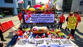 Environmental activists demonstrate outside the Canadian Embassy in Manila on May 21 (Source: AFP/VNA)